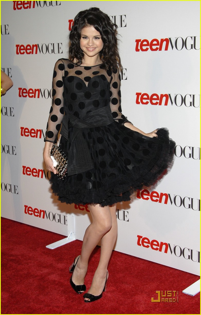 http://yearwithoutrain.files.wordpress.com/2010/10/selena-gomez-young-hollywood-party-teen-vogue-13.jpg
