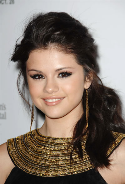 selena gomez hairstyles updos. (Selena Gomez)
